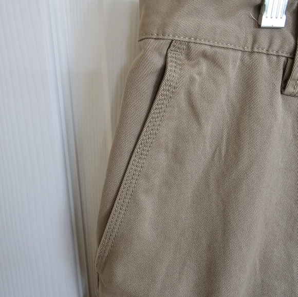 DOCKERS MEN CARGO KHAKI SHORTS SIZE 36 NWOT - Picture 12 of 15